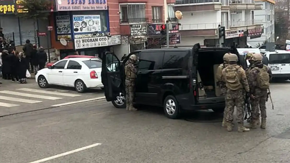 Emlakçı çevreye ateş ettikten sonra canına kıydı