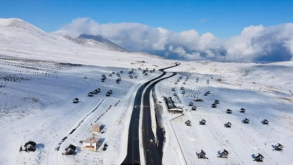 Erciyes Dağına Mayıs'ta Kar Yağdı