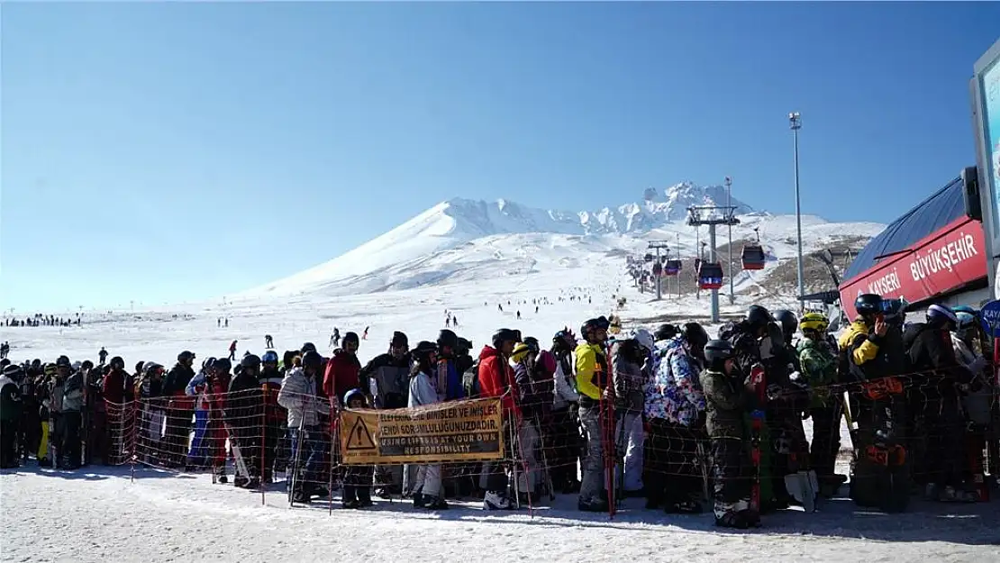 Erciyes Kayak Merkezi Tatilde Doldu Taştı