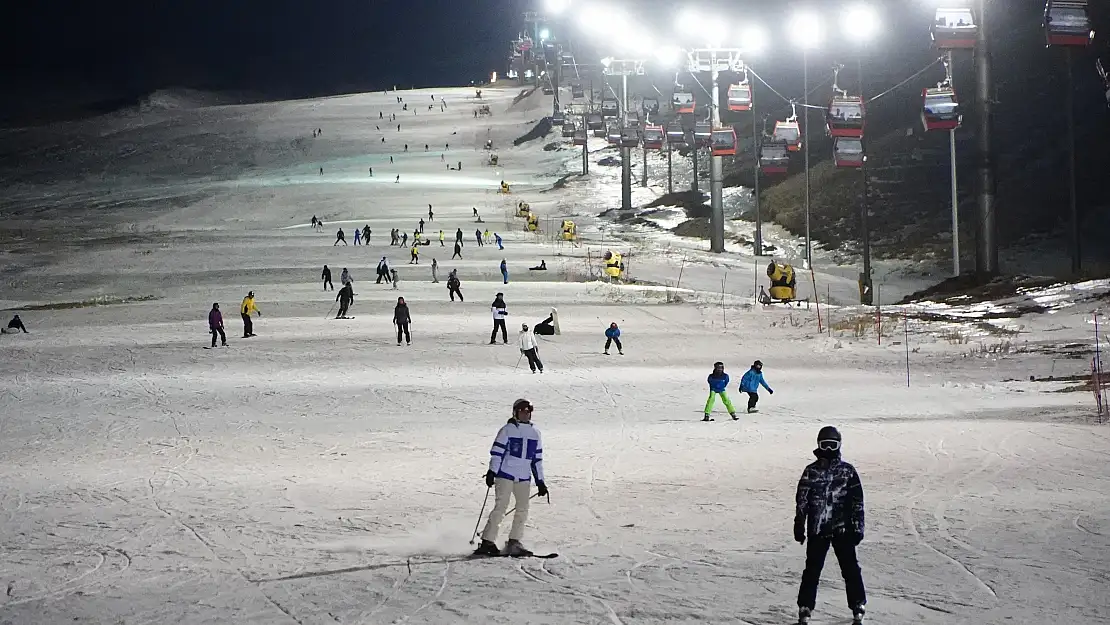 Erciyes'te Gece Kayağı Keyfi