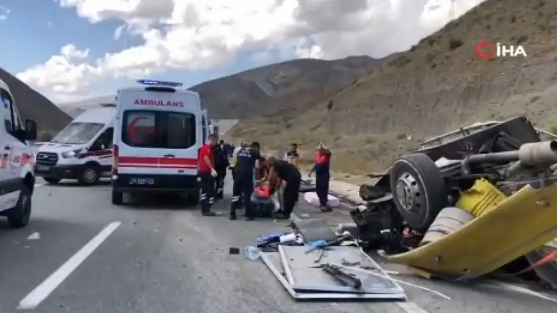 Erzincan-Sivas Yolunda Can Pazarı! Otomobil ve TIR Çarpıştı: 4 Ölü, 2 Ağır Yaralı