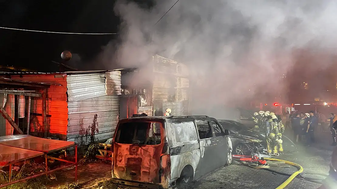 Esenyurt'ta 8 Araç Kundaklandı! Yangın İş Yerine Sıçradı