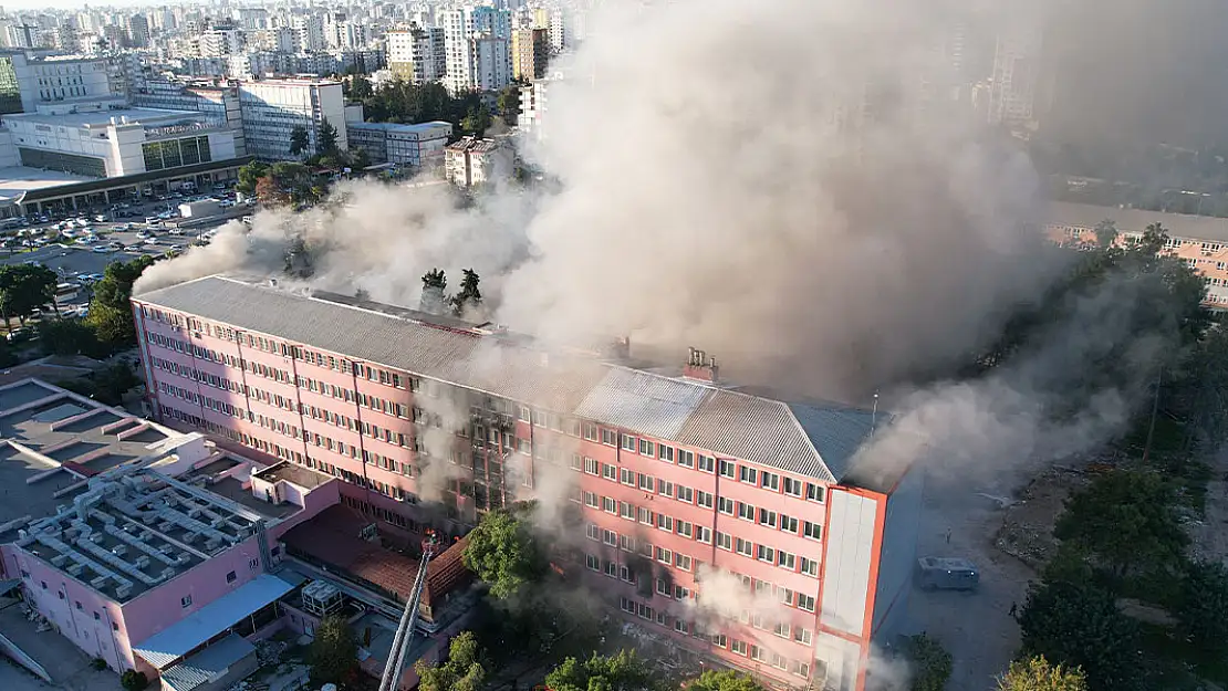 Eski devlet hastanesi yandı