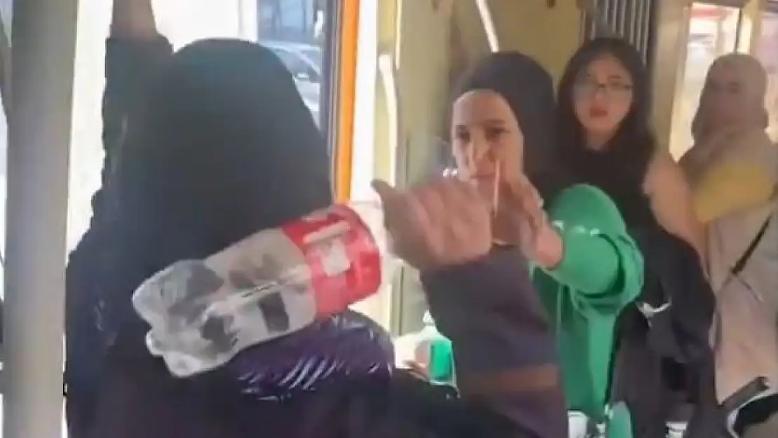 Eskişehir'de Yabancı Uyruklu Bir Kadın Su Şişesiyle Diğer Kadınlara Saldırıp Küfür Etti