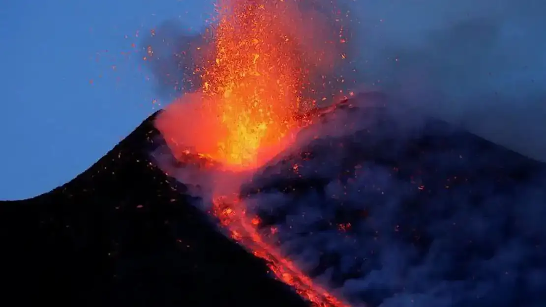 Etna Yanardağı lav püskürtmeye devam ediyor