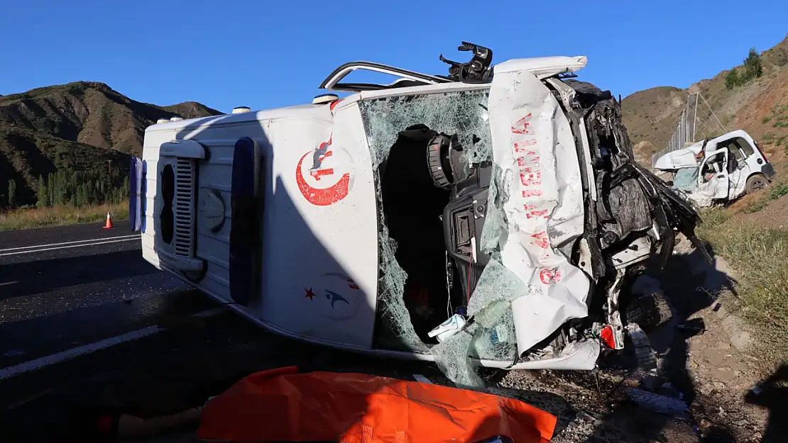 Facia Gibi Kaza! Ambulans Ticari Araçla Çarpıştı: 4 Ölü, 1 Yaralı