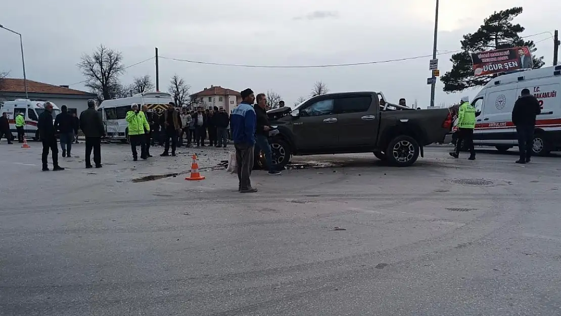 Facia Kılpayı Atlatıldı Öğrenci Servisi İle Kamyonet Çarpıştı, 11 Yaralı