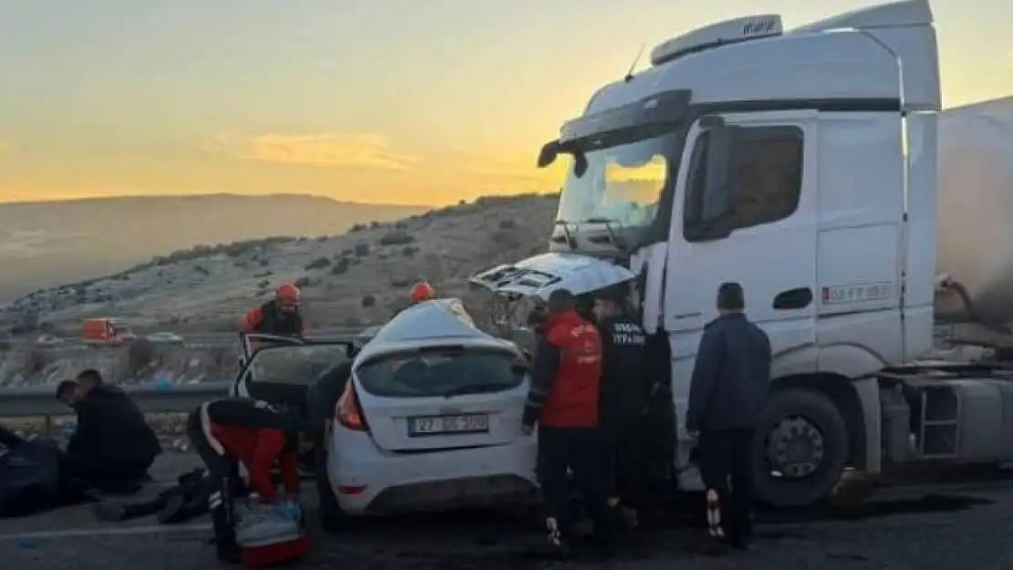 Feci Kaza Otomobil ile Yakıt Tankeri Çarpıştı