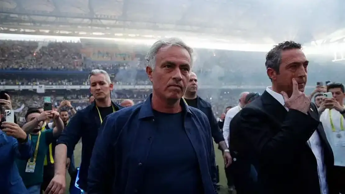 Fenerbahçe Mourinho İçin İmza Töreni Düzenledi