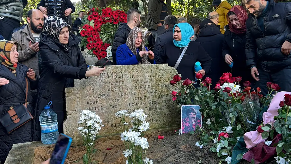 Ferdi Tayfur'un sevenleri kabrine akın etti