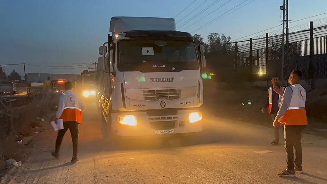 Filistin Kızılayı, insani yardım yüklü 100 kamyonu teslim aldı