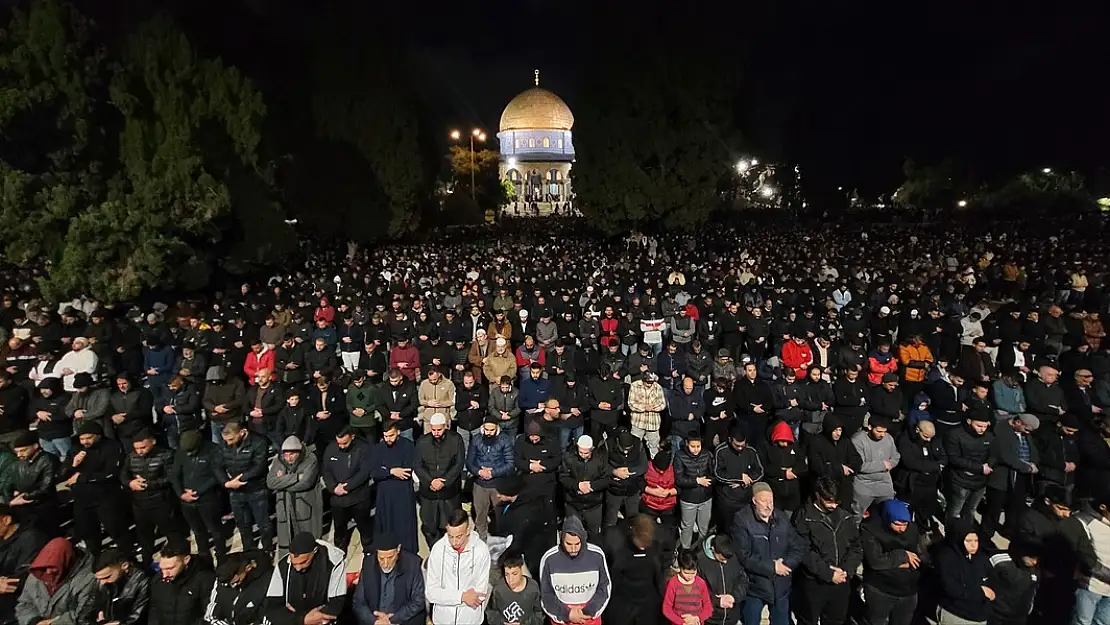 Filistinliler Mescid-i Aksa'ya Akın Etti Rekor Katılımla Teravih Namazı Kılındı