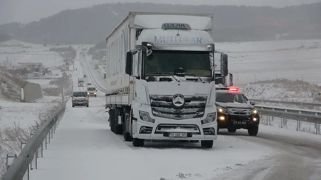 Fırtına etkili oldu tırlar yolda kaldı