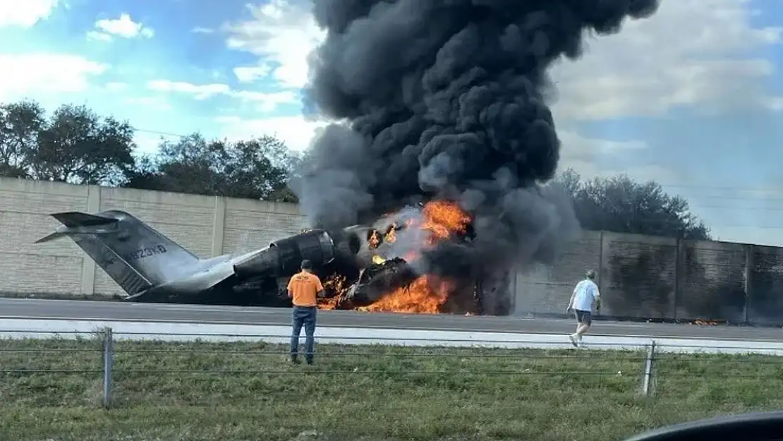 Florida'da otoyola inen küçük uçak araca çarpıp alev aldı: 2 ölü