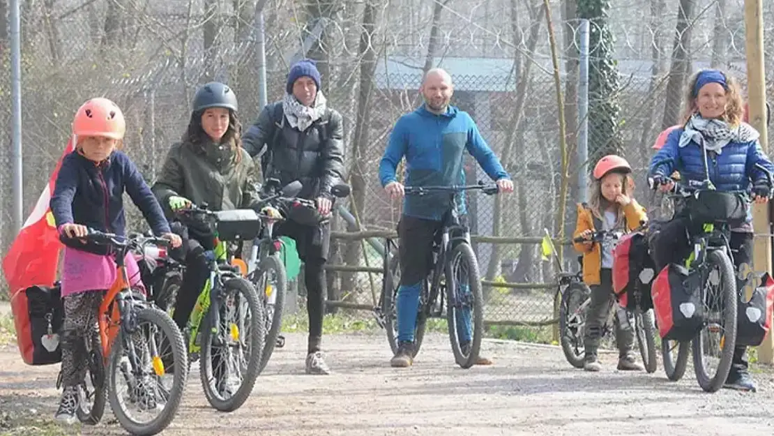 Fransa'dan Gazze'ye 4 Çocuklarıyla Birlikte Ailecek Pedal Çeviriyorlar