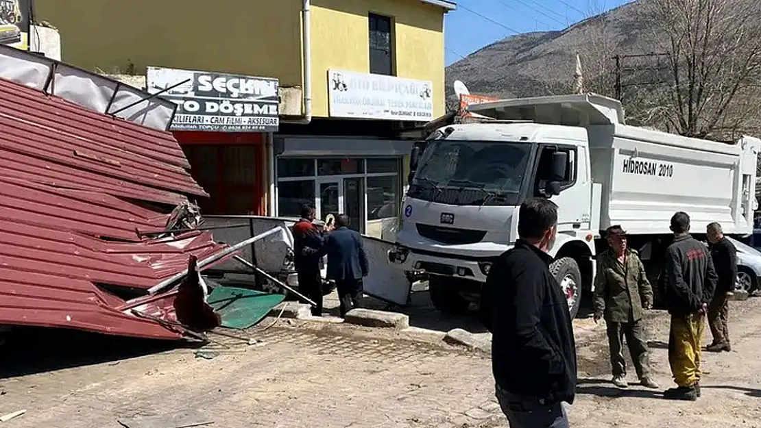 Freni Boşalan Kamyon 10 Araç ile 4 Dükkanı Biçti