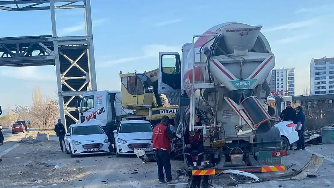 Freni boşalan beton mikseri park halindeki araçları ezdi