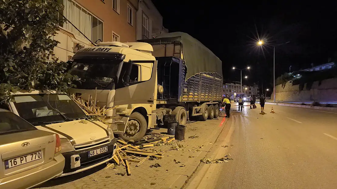 Freni Boşalan Tır Dehşet Saçtı! Önüne Çıkanı Ezdi Geçti!