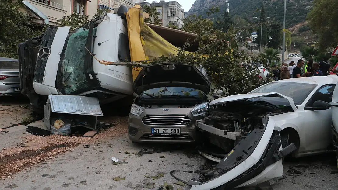 Freni patlayan hafriyat kamyon araçları kağıt gibi ezdi