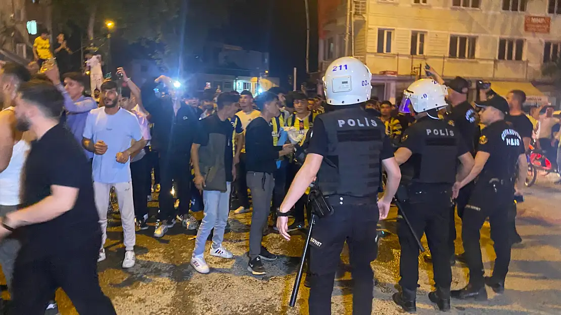 Galatasaray - Fenerbahçe Taraftarı Birbirine Girdi! Polis Müdahale Etti