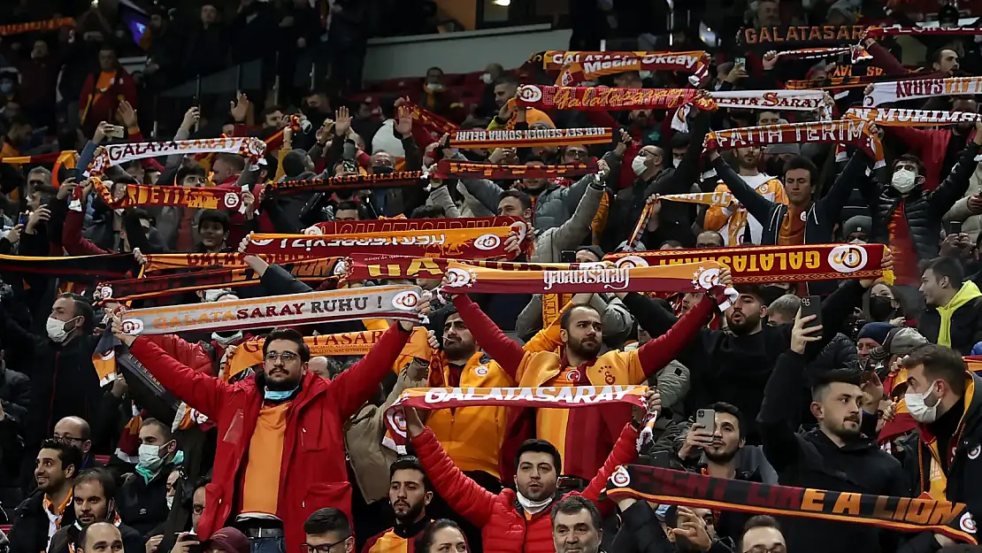 Galatasaraylı taraftarlar Kadıköy'ü doldurmaya başladı