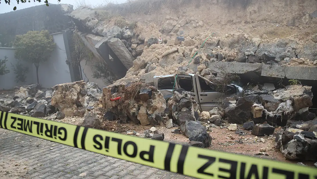 Gaziantep'te istinat duvarı araçların üzerine çöktü