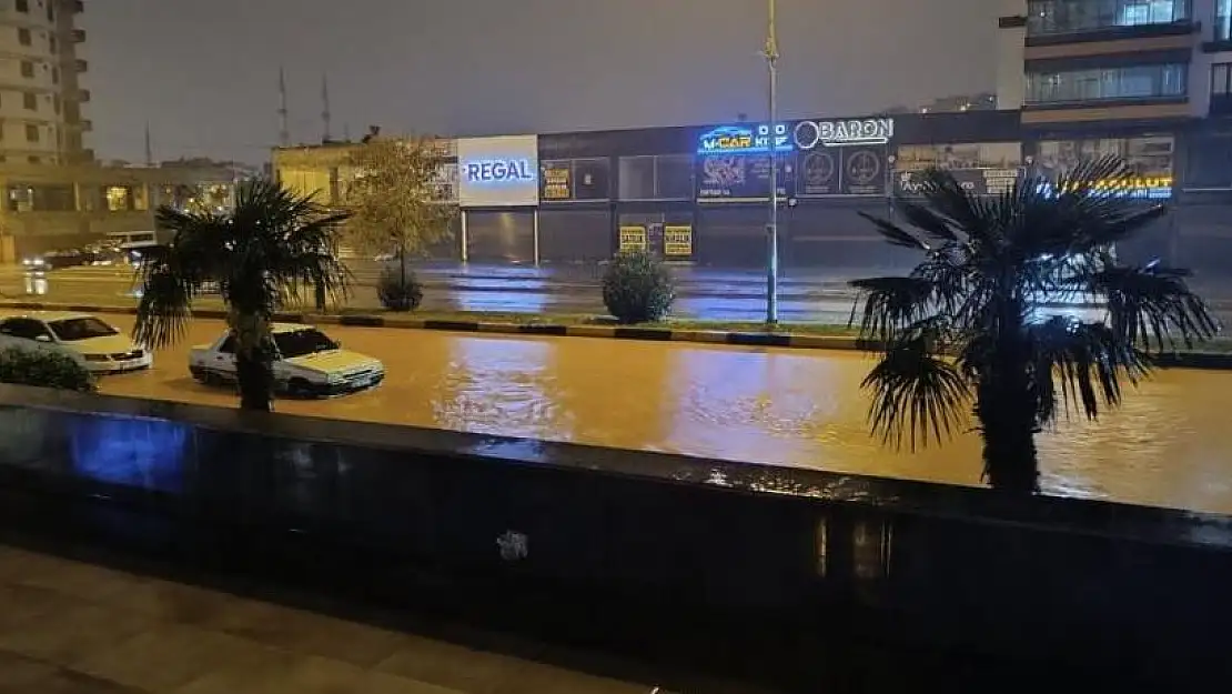 Gaziantep'te sağanak yağış hayatı felç etti