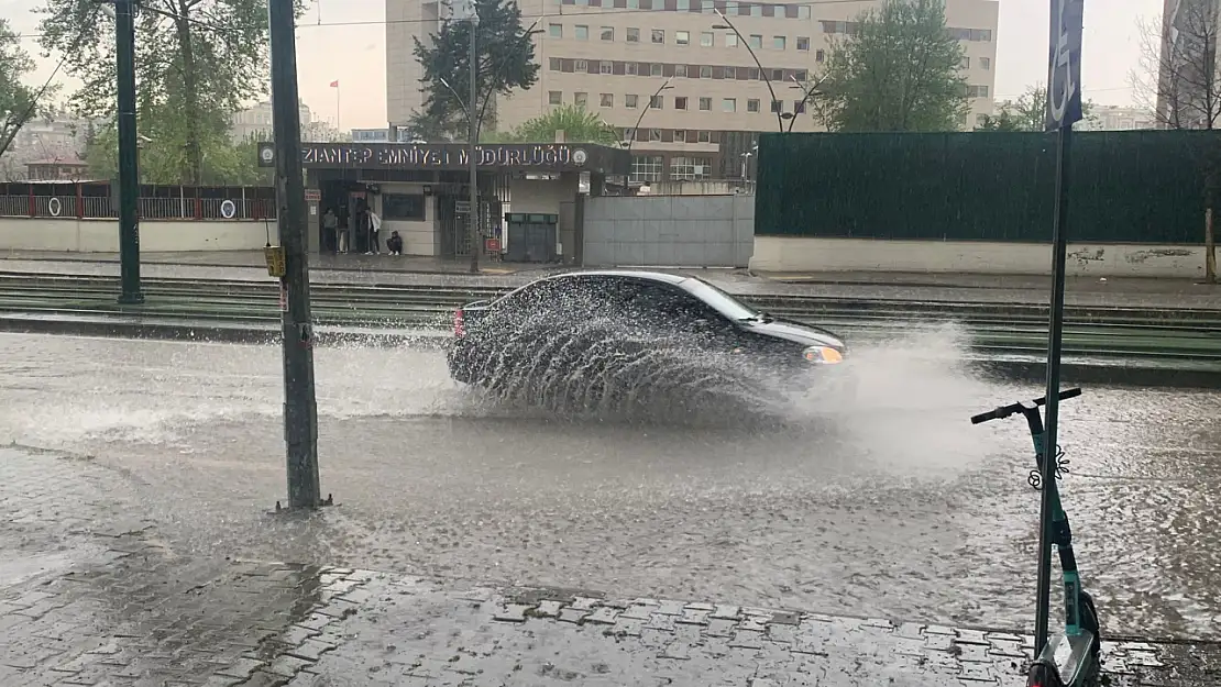 Gaziantep'te Sağanak Yolları Göle Çevirdi