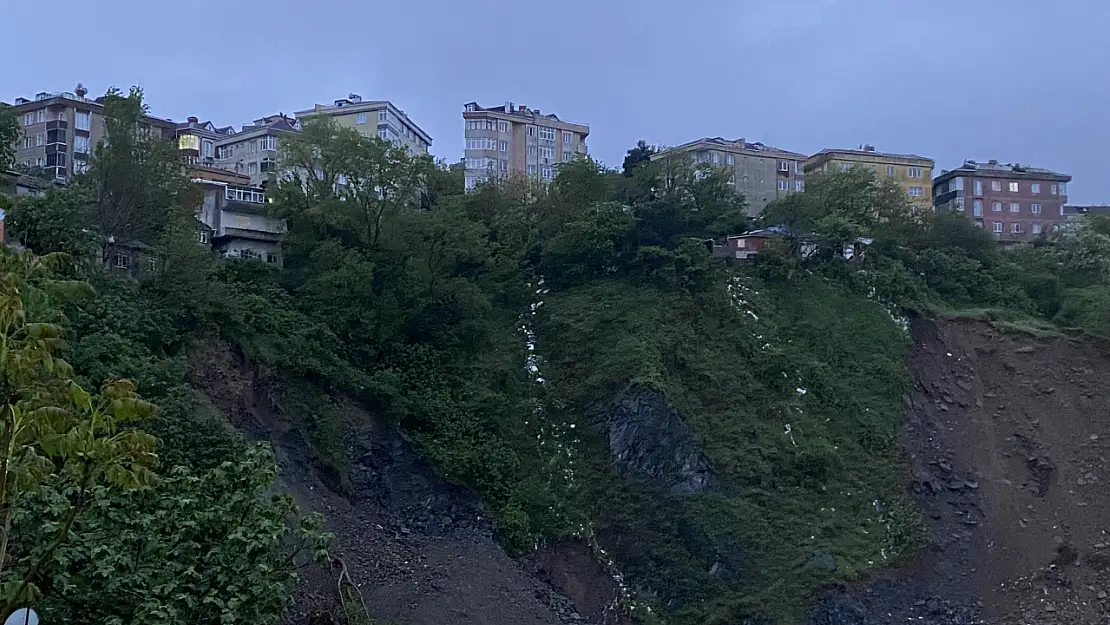 Gaziosmanpaşa'daki Toprak Kayması Günün Ağarmasıyla Böyle Görüntülendi