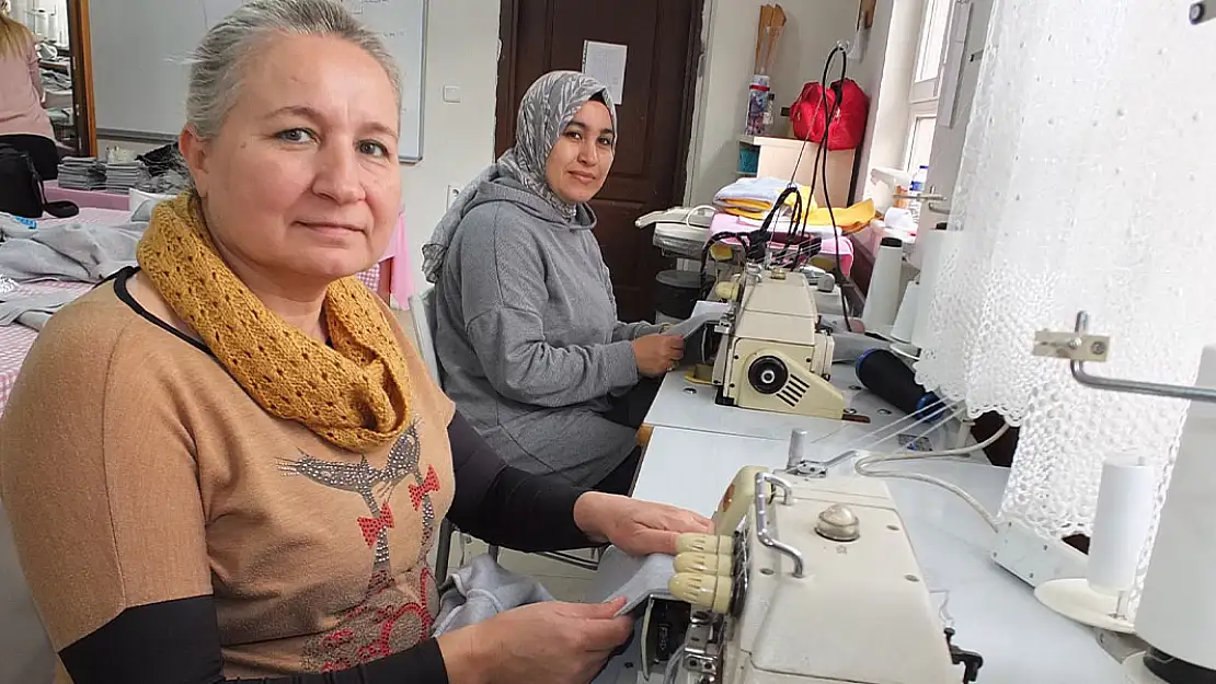 Gazzeli çocuklar için battaniye dikiyorlar