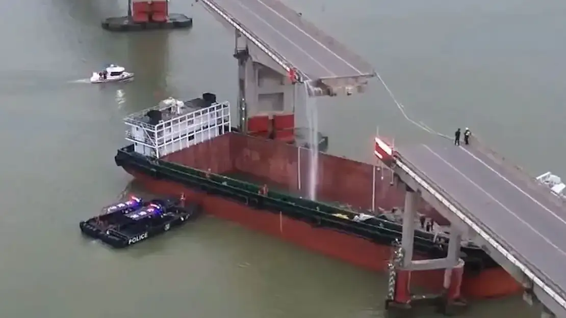 Gemi Köprüye Çarptı! Araçlar Denize Düştü