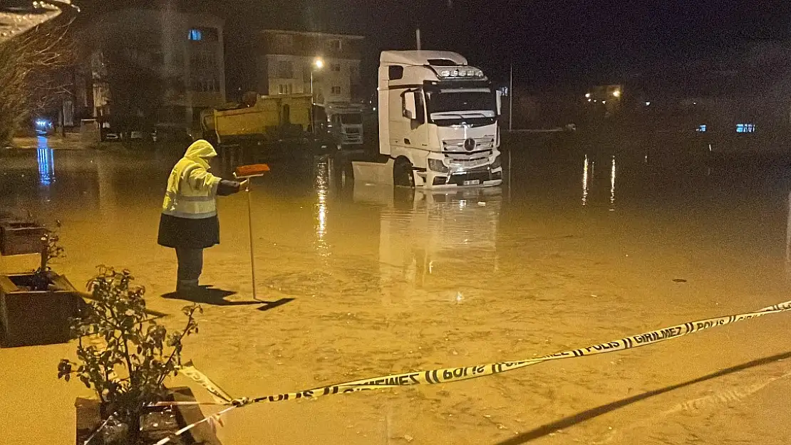 Göle Dönen Yollarda Araçlar Suya Gömüldü