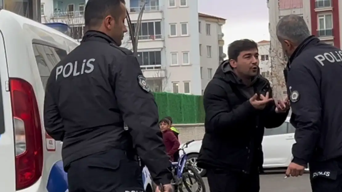 Gözaltına Alınmak İstenen Şahıs, 'Beni Döv' Diye Polis Memuruna Yalvardı