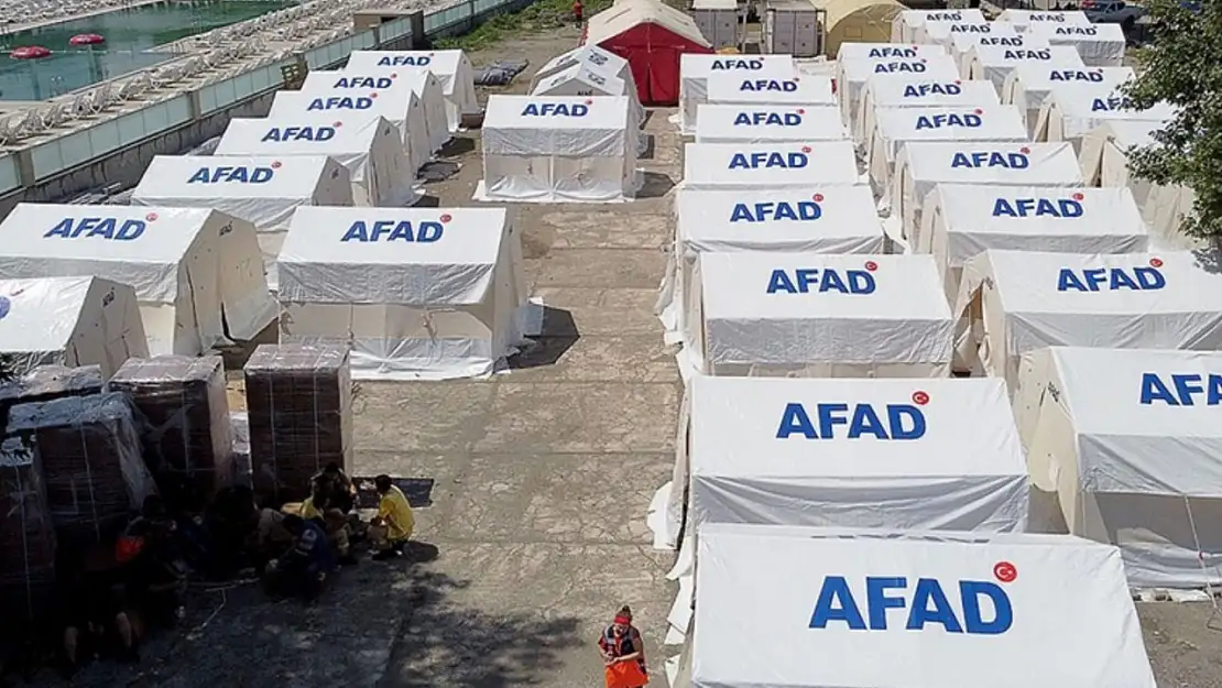 Hakkari'de Deprem Tedbiri Tırlarla Çadır Getirildi