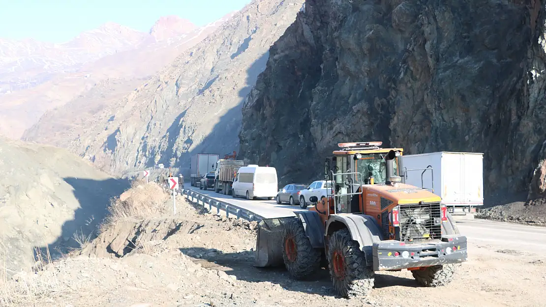 Hakkari- Van kara yolu kontrollü ulaşıma açıldı, heyelan riski sürüyor