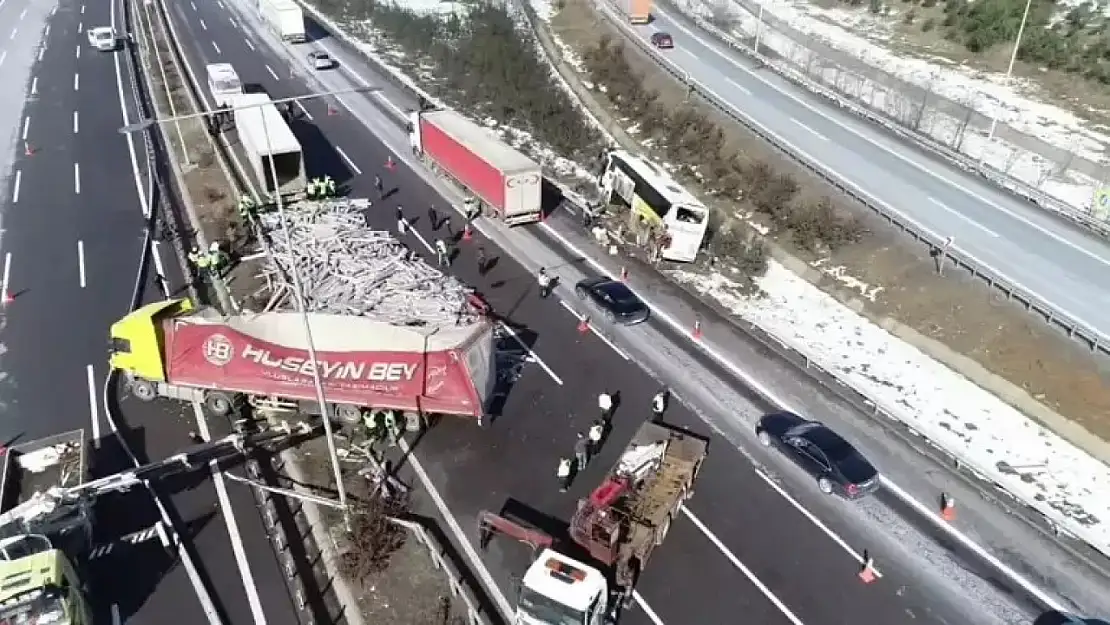 Halı Yüklü Tır Otobüse Arkadan Çarptı