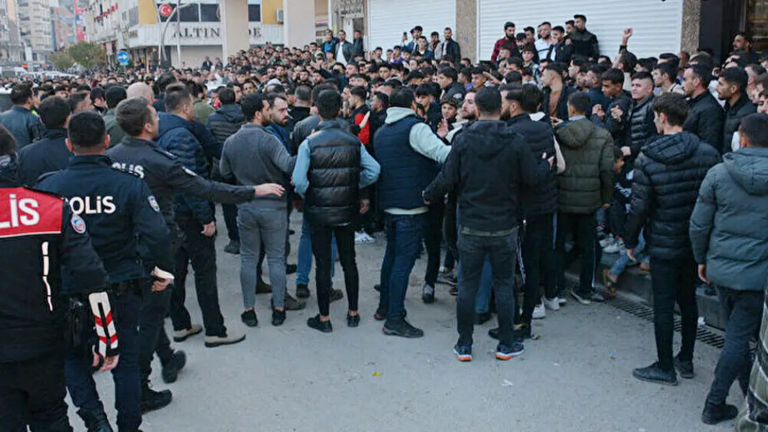 Halk, Kur'an-ı Kerim yırtan şahsı linç etmek istedi