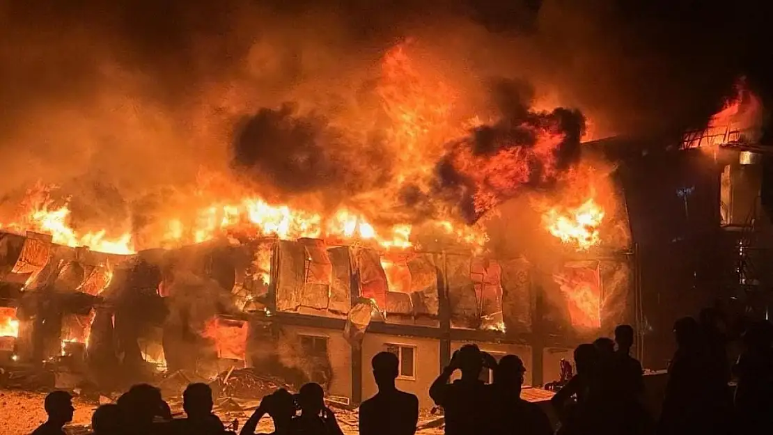 Hatay'da Korkutan Yangın: 3 Katlı Prefabrik Yatakhane Küle Döndü