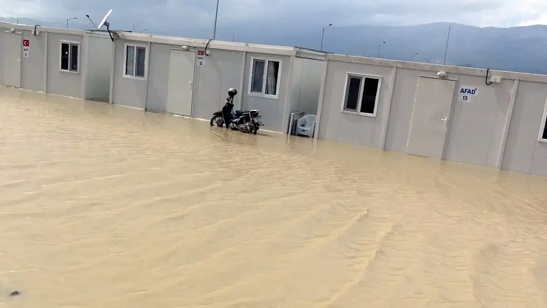 Hatay'ı Sel Vurdu! Konteynerde Yaşayan Vatandaşlar Mağdur Oldu