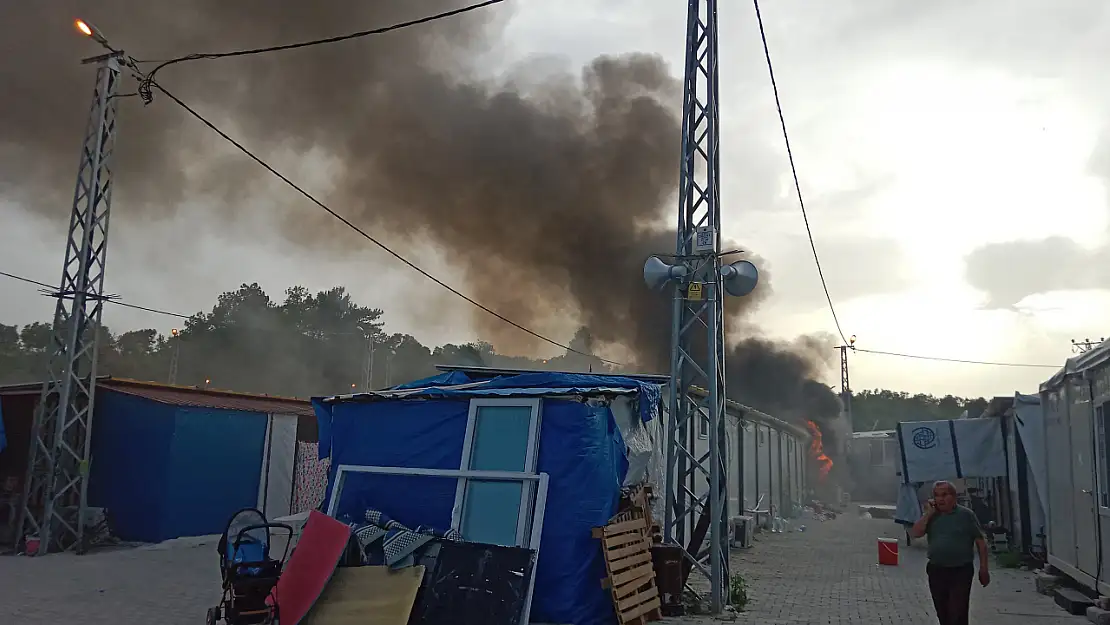 Hatay Konteyner Kentte Yangın, 4 Depremzedenin Yuvası Küle Döndü