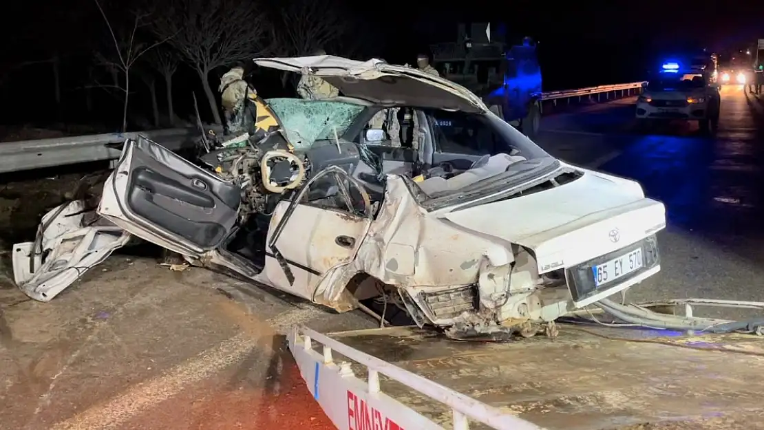 Hurdaya Dönen Otomobilin Hız Göstergesi 240 Kilometrede Takılı Kaldı: 2 yaralı