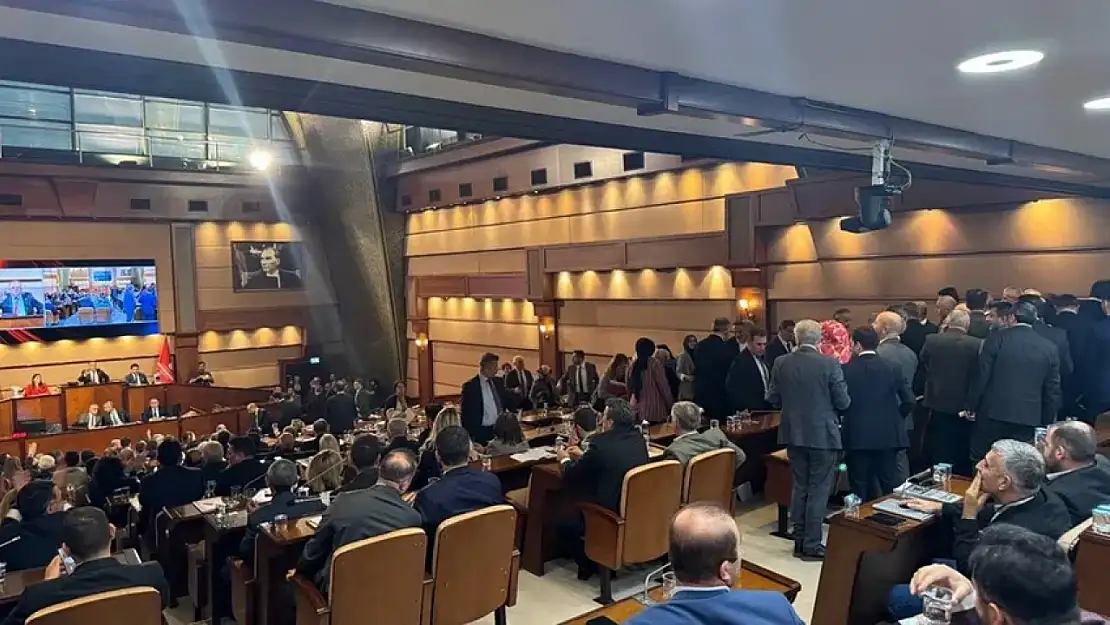 İBB Meclisinde gergin anlar: AK Parti grubu salonu terk etti