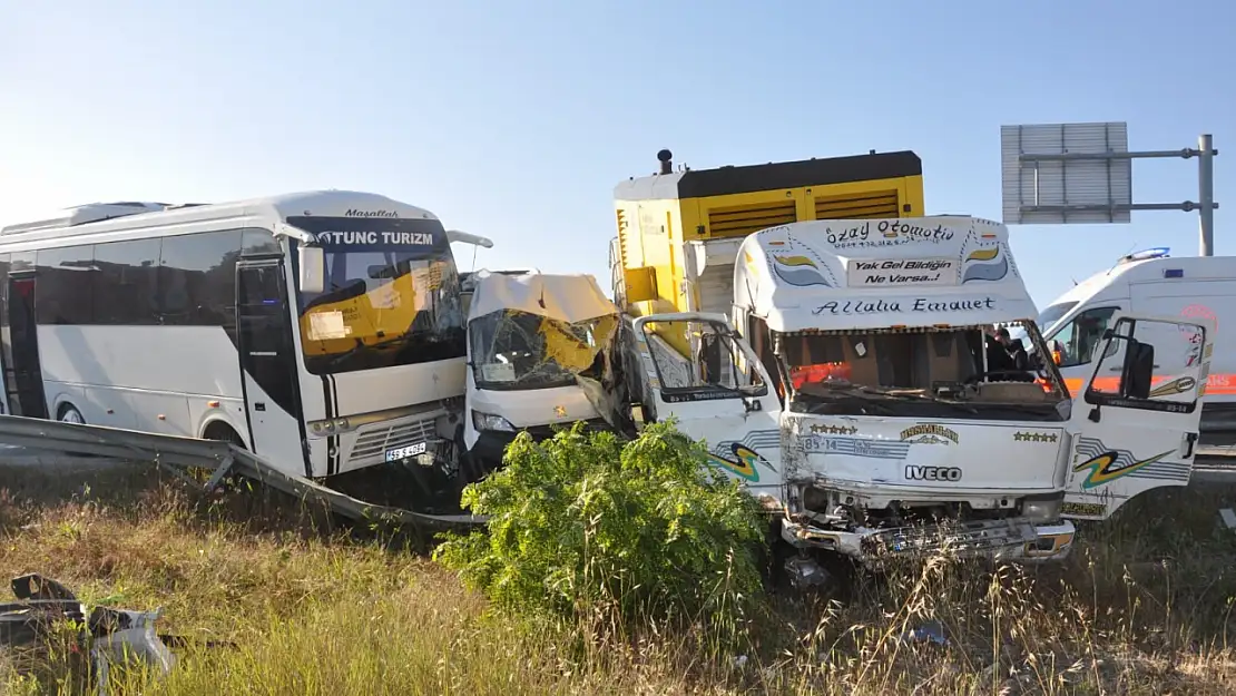 İki İşçi Servisine Kamyonet Çarptı: 18 Yaralı