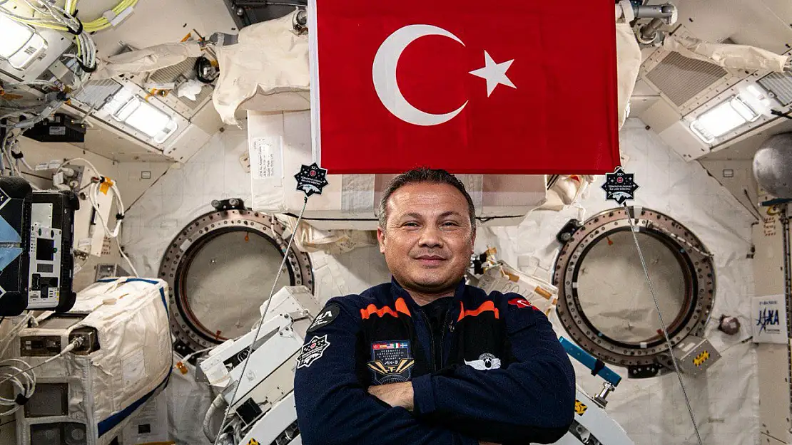 İlk Türk Astronottan Ay-Yıldızlı Poz