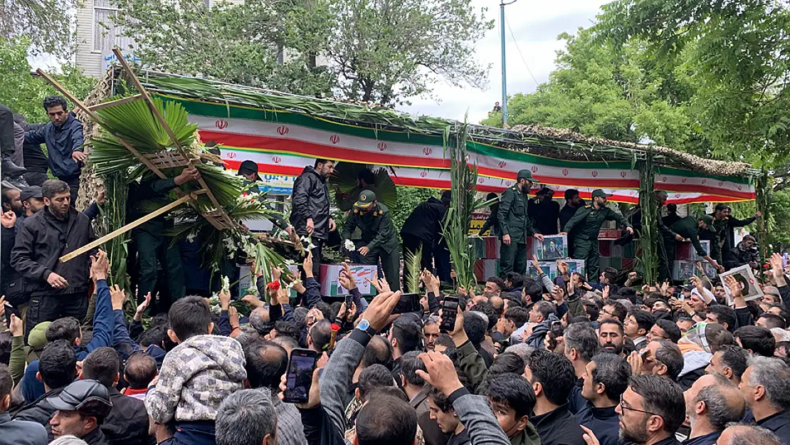 İran Cumhurbaşkanı Reisi İçin Tebriz'de Cenaze Töreni: Binlerce İnsan Akın Etti