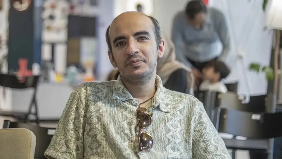 İran Dini Lideri Hamaney'in Tweetine Nokta Koyan Yazar Tutuklandı
