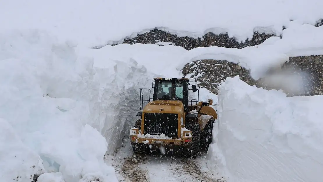 İş Makineleri 7 Metrelik Karda Kayboldu