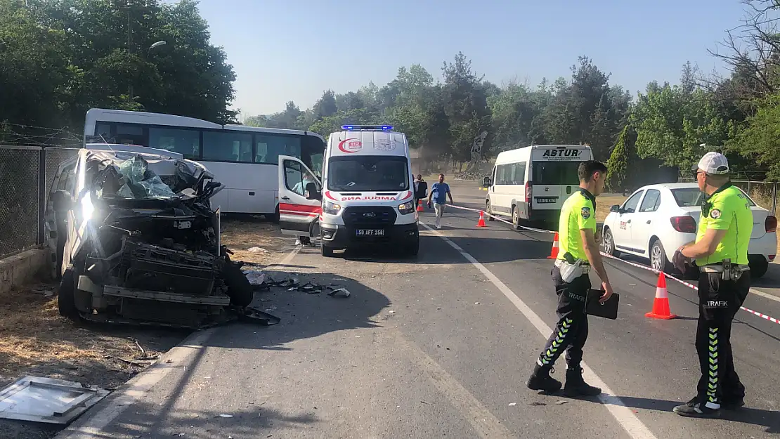 İşçi Servisi İle Hafif Ticari Araç Çarpıştı: 2 Ölü, 10 Yaralı