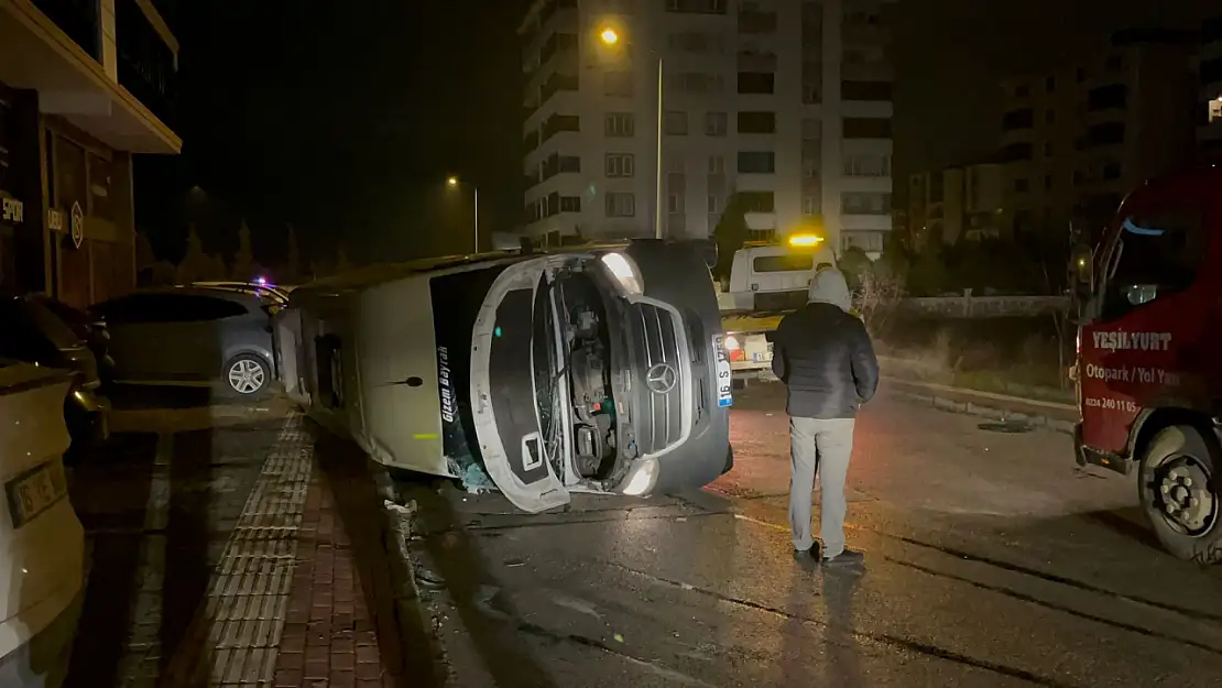 İşçi Servisi Kaza Yapıp Devrildi: 8 Yaralı