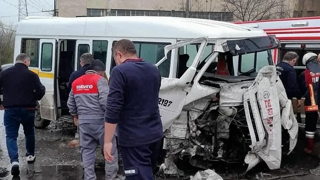 İşçi servisi tıra çarptı: 9 yaralı
